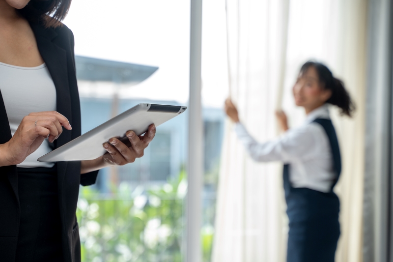 otel manager controlling how maid working.