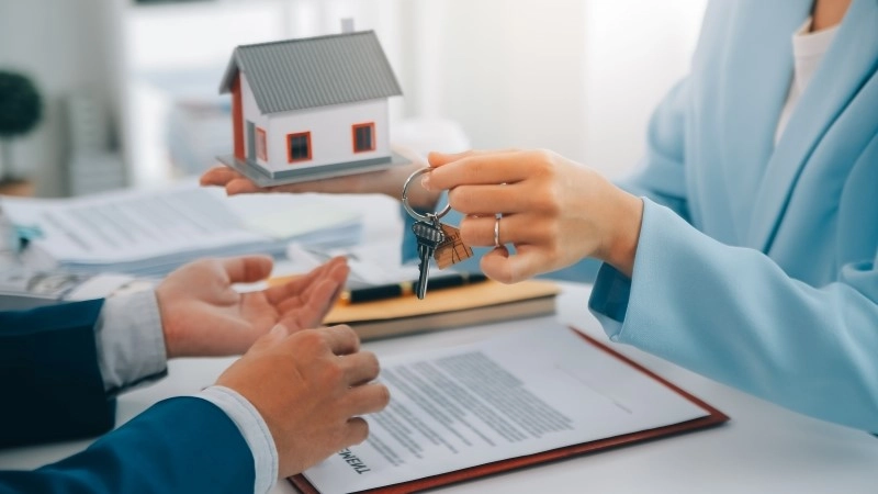 Real estate agent talked about the terms of the home purchase agreement and asked the customer to sign the documents to make the contract legally,