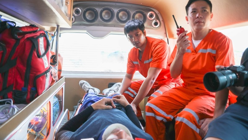 Volunteer rescue team along reporter presented news injury