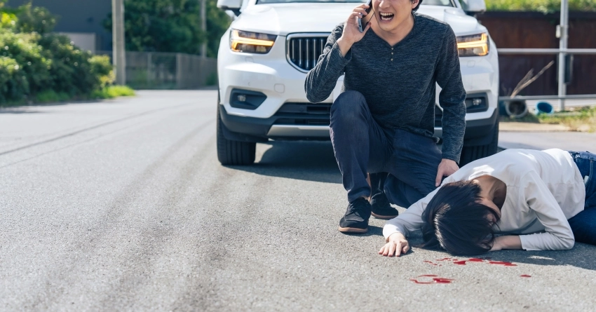 A driver who reports a traffic accident by smartphone